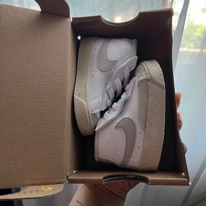 Nike Blazer amid